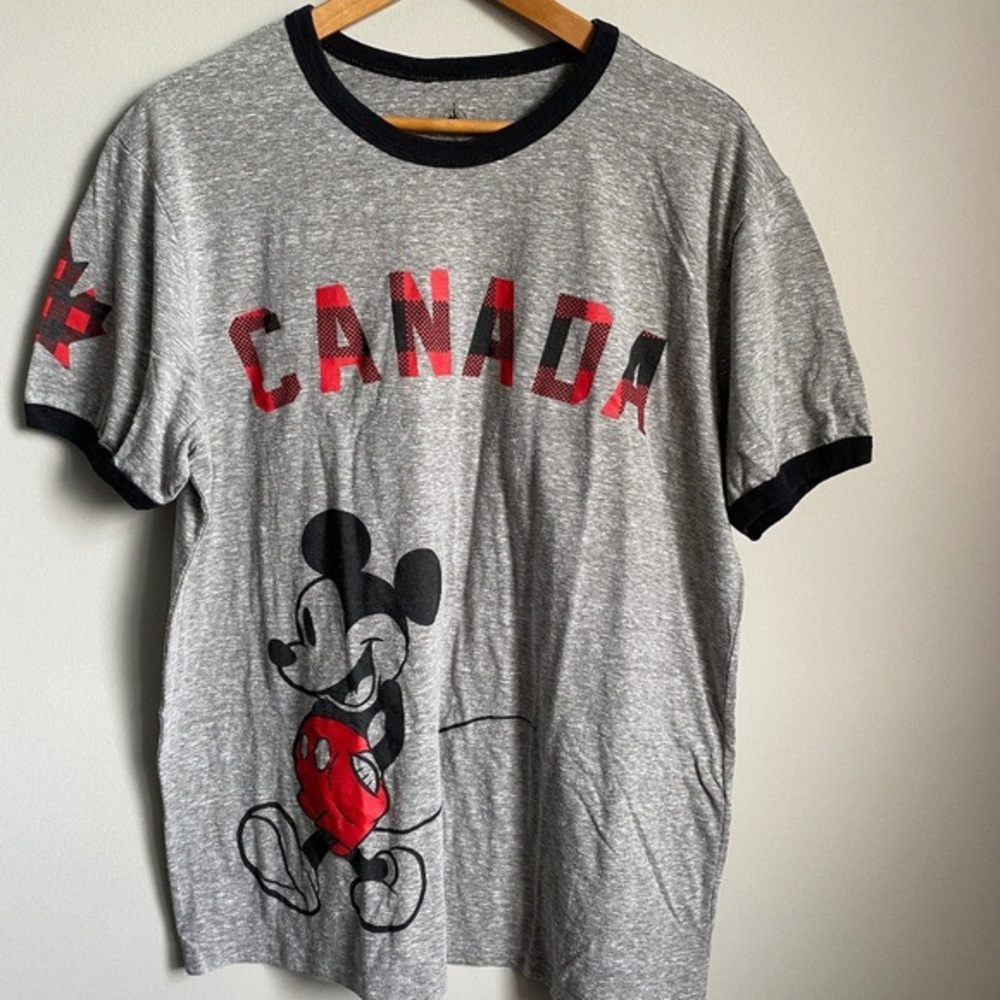 L
Disney Micky Mouse CANADA Gray T-shirt
Mens Size X-Large